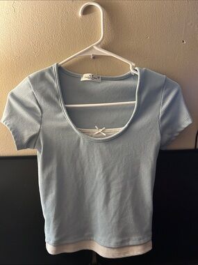 Light Blue Ribbed Scoop Neck Short Sleeve Top with White Hem